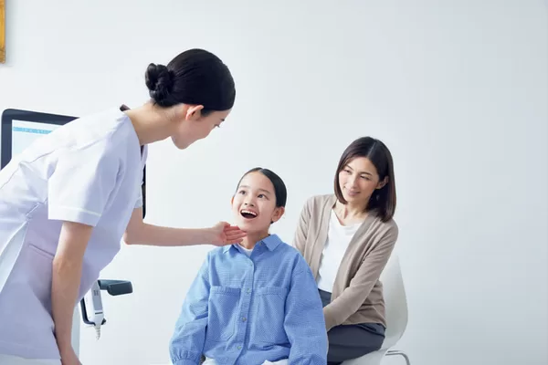 歯科医師と話す親子