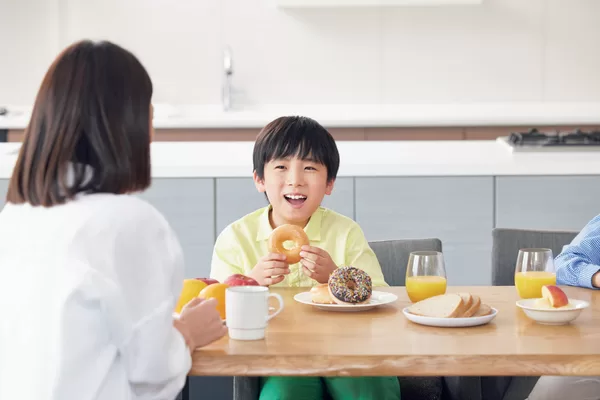 食事をする子ども