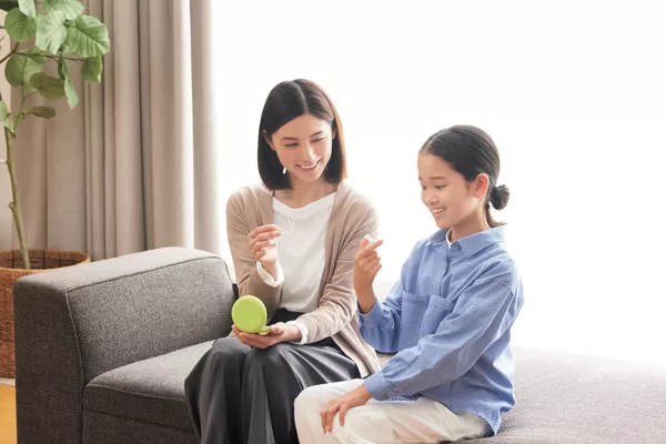 ソファでくつろぐ親子